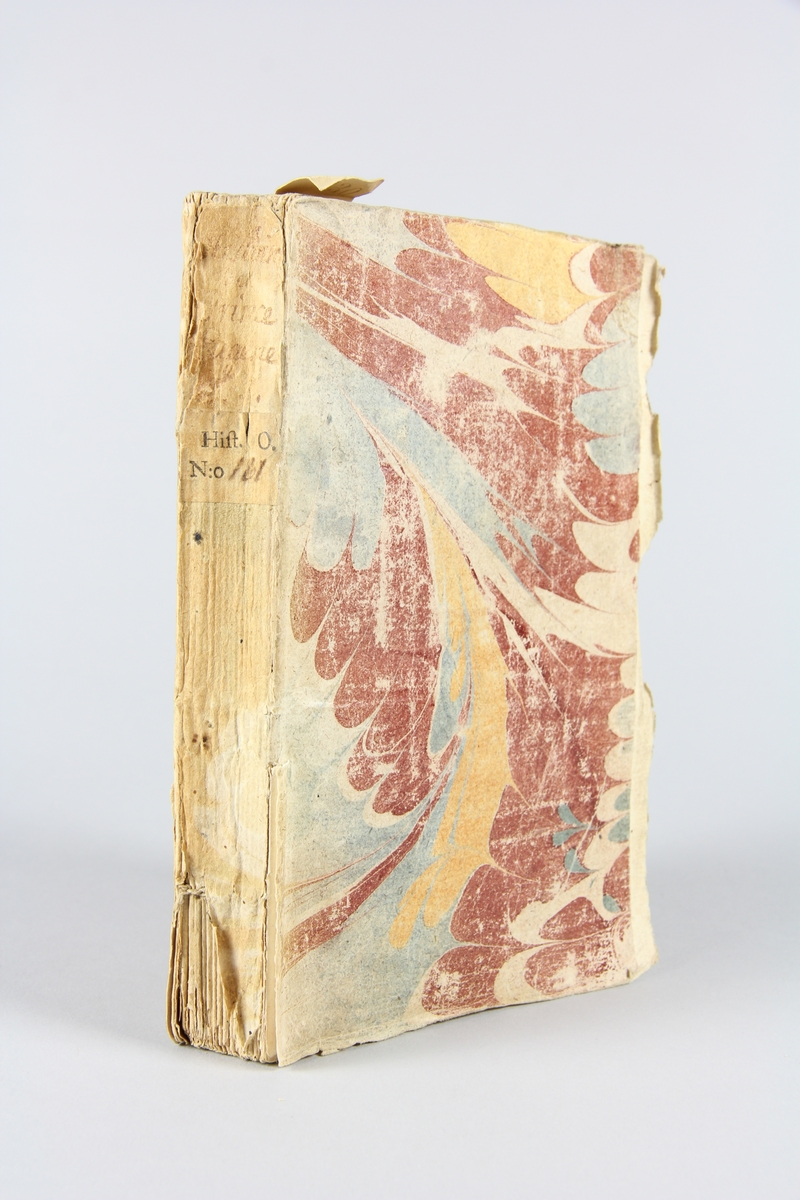 Bok, häftad, "Histoire de François Eugene", del 1, tryckt 1739 i London.
Pärmen av marmorerat papper, oskuret snitt. På ryggen etikett med  titel och samlingsnummer. Anteckning om inköp.