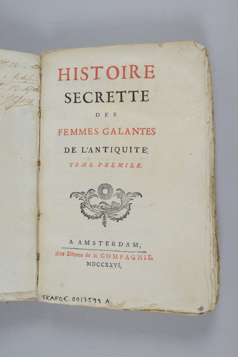 Bok, pappband,"Histoire secrette des femmes galantes de 
l´antiquité ", del 1, tryckt 1726 i Amsterdam.
Pärm av marmorerat papper, oskuret snitt. På ryggen pappersetikett med volymens namn och nummer. Ryggen blekt och skadad. 
Anteckning om inköp på pärmens insida.