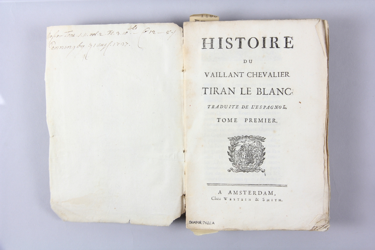 Bok, häftad, "Histoire du vaillant chevalier Tiran le Blanc", del 1, tryckt 1737 i Amsterdam.
Pärm av marmorerat papper, oskuret snitt. Blekt rygg med pappersetikett med volymens samlingsnummer. Anteckning om inköp på pärmens insida.