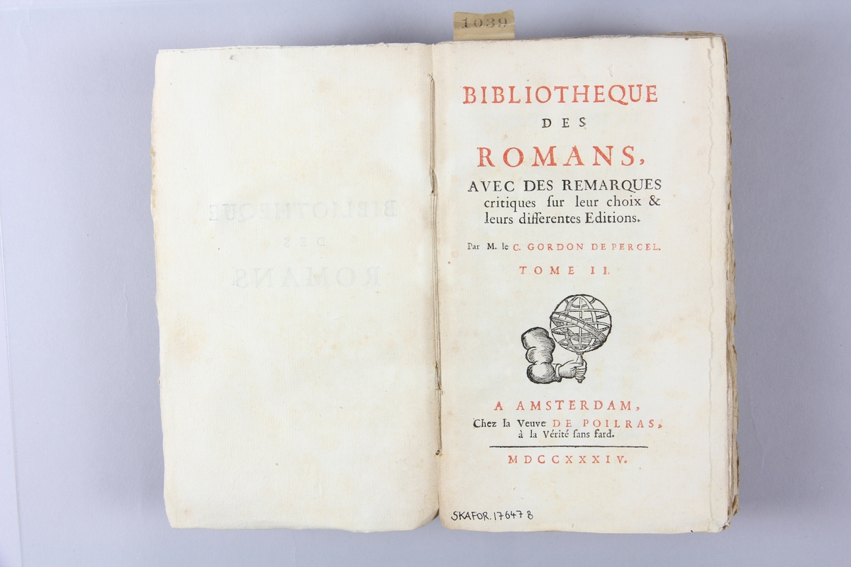 Bok, häftad, " Biblioteque des romans", del 2, tryckt 1734 i Amsterdam. Marmorerade pärmar av papper, blekt rygg med etiketter med bokens titel och samlingsnummer. Oskuret snitt.