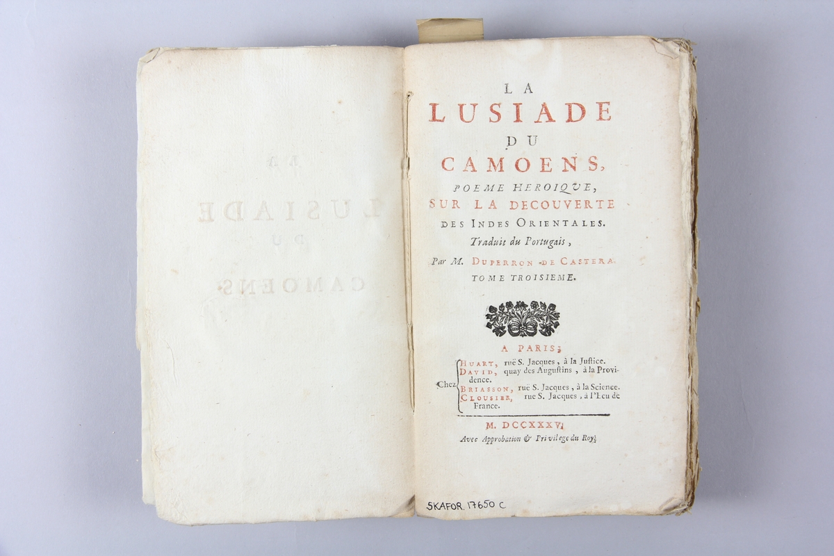 Bok, häftad, "La Lusiade de Camoens", del 3, tryckt 1735 i Paris.
Pärm av marmorerat papper, oskuret snitt.  Blekt rygg med  pappersetikett med volymens titel och samlingsnummer. Illustrationer i koppartryck.