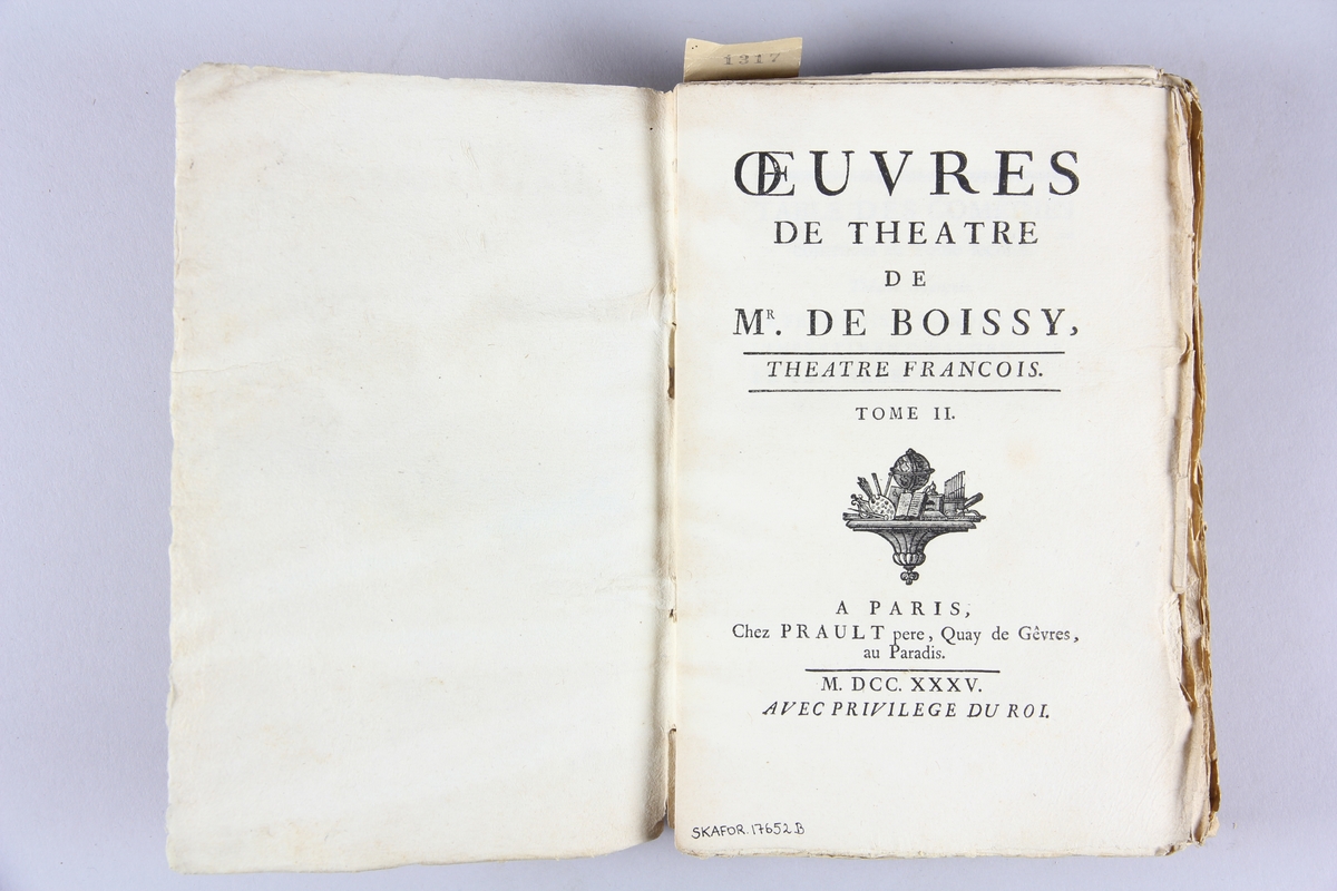 Bok, häftad,"Œuvres de theatre de Mr. de Boissy. Theatre françois", del 2. Pärmar av marmorerat papper, oskuret snitt. Skadad rygg med etiketter med titel och samlingsnummer.