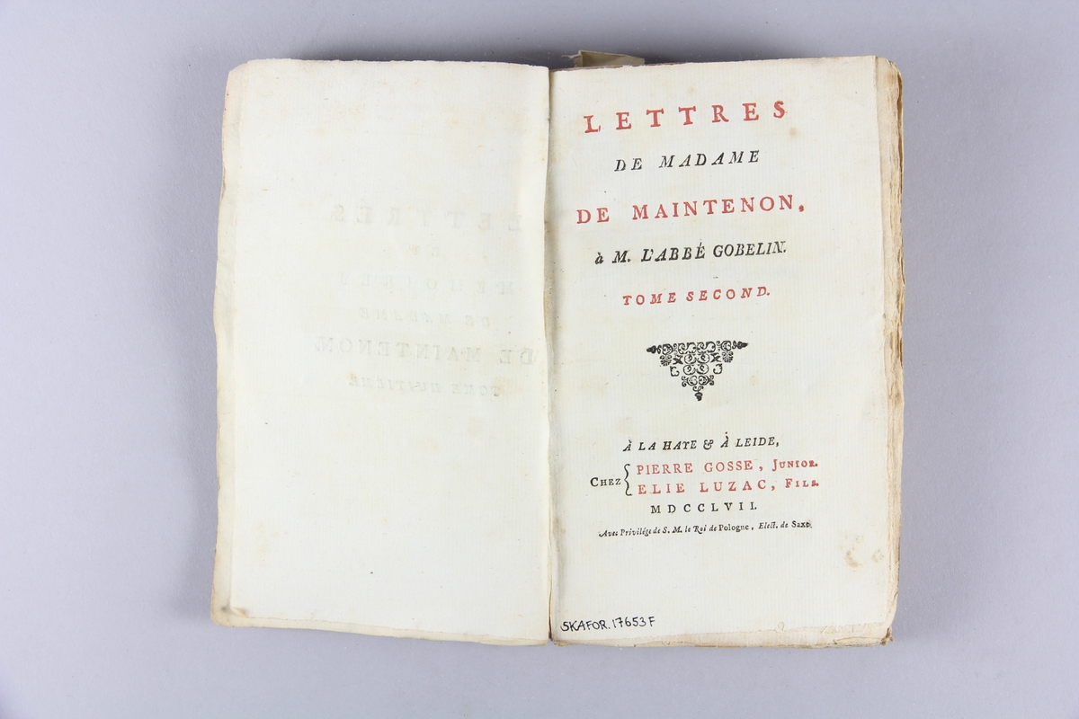 Bok, häftad,"Lettres et mémoires de madame de Maintenon", del 2. Pärmar av marmorerat papper, oskuret snitt. Etikett med titel och samlingsnummer på ryggen.