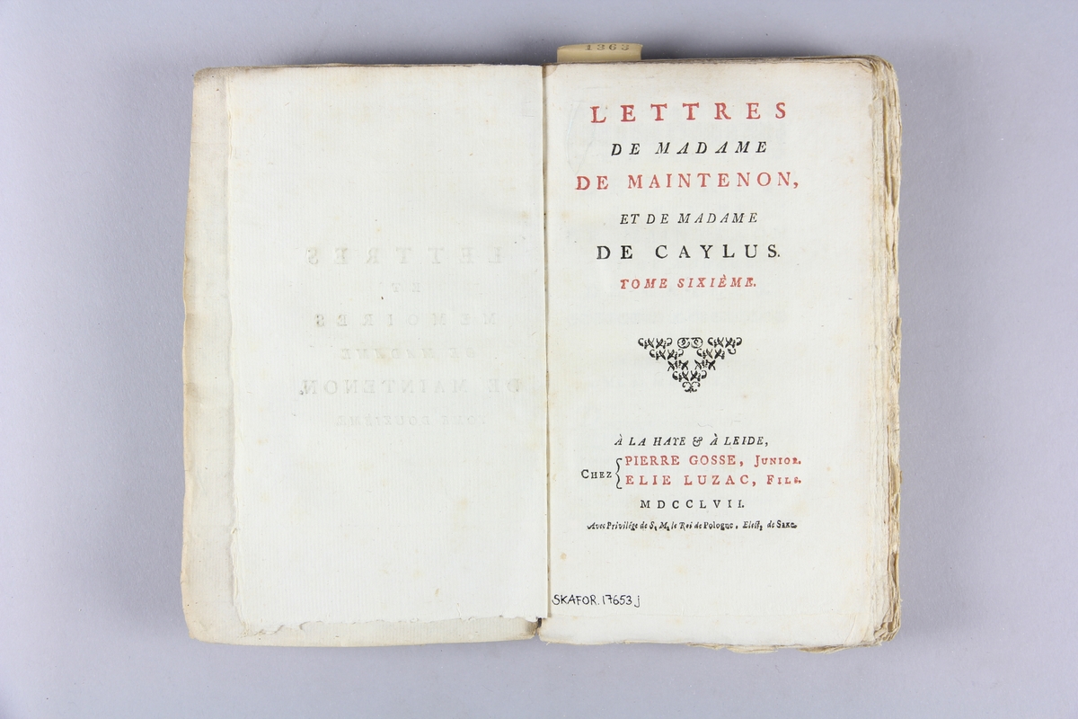 Bok, häftad,"Lettres et mémoires de madame de Maintenon", del 6. Pärmar av marmorerat papper, oskuret snitt. Etikett med titel och samlingsnummer på ryggen.