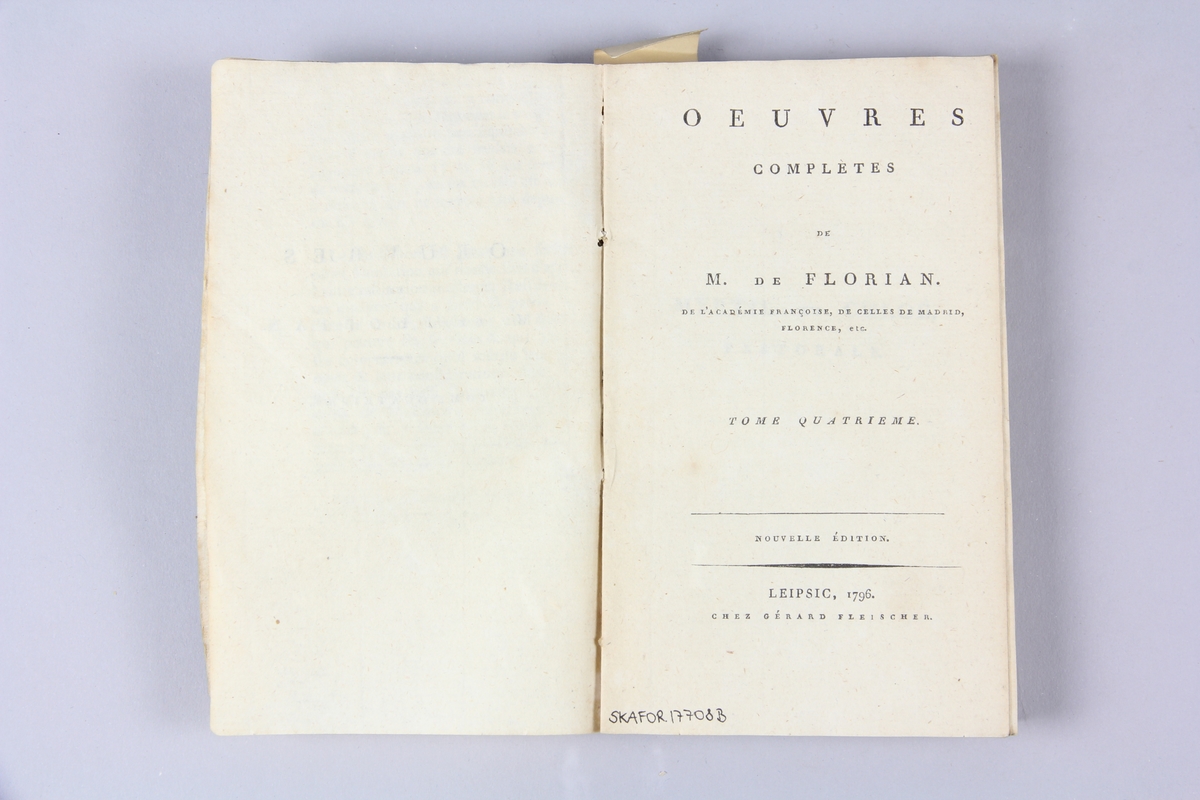 Bok, häftad, "Oeuvres complètes", del 4, skriven av de Florian, tryckt i Leipzig 1796.
Pärmar av gråblått papper, skurna snitt. Ryggen blekt och skadad. På pärmens insida klistrad text ur annan bok.