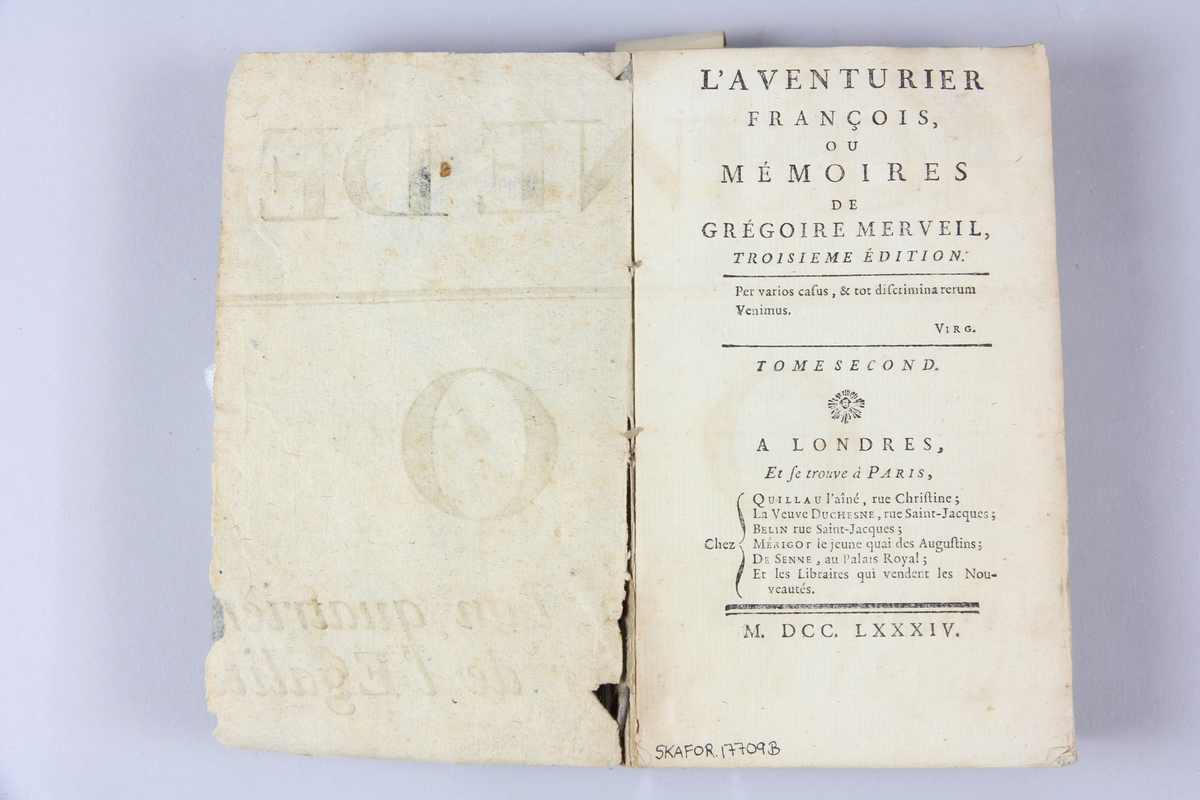 Bok, häftad, "Aventurier françois, ou Mémoires de Grégoire Merveil", del 2, tryckt i London 1784.
Pärmar av gråblått papper, skurna snitt. Ryggen blekt och skadad, bakre pärm lös. På framsidan märkt med bläck "No 2".