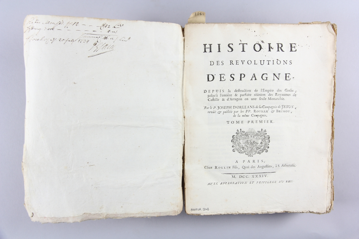 Bok, häftad,"Histoire des révolutions d´Espagne", del 1.  Pärmar av marmorerat papper, oskuret snitt. Etikett med rest av titel och samlingsnummer på ryggen. Anteckning om inköp.