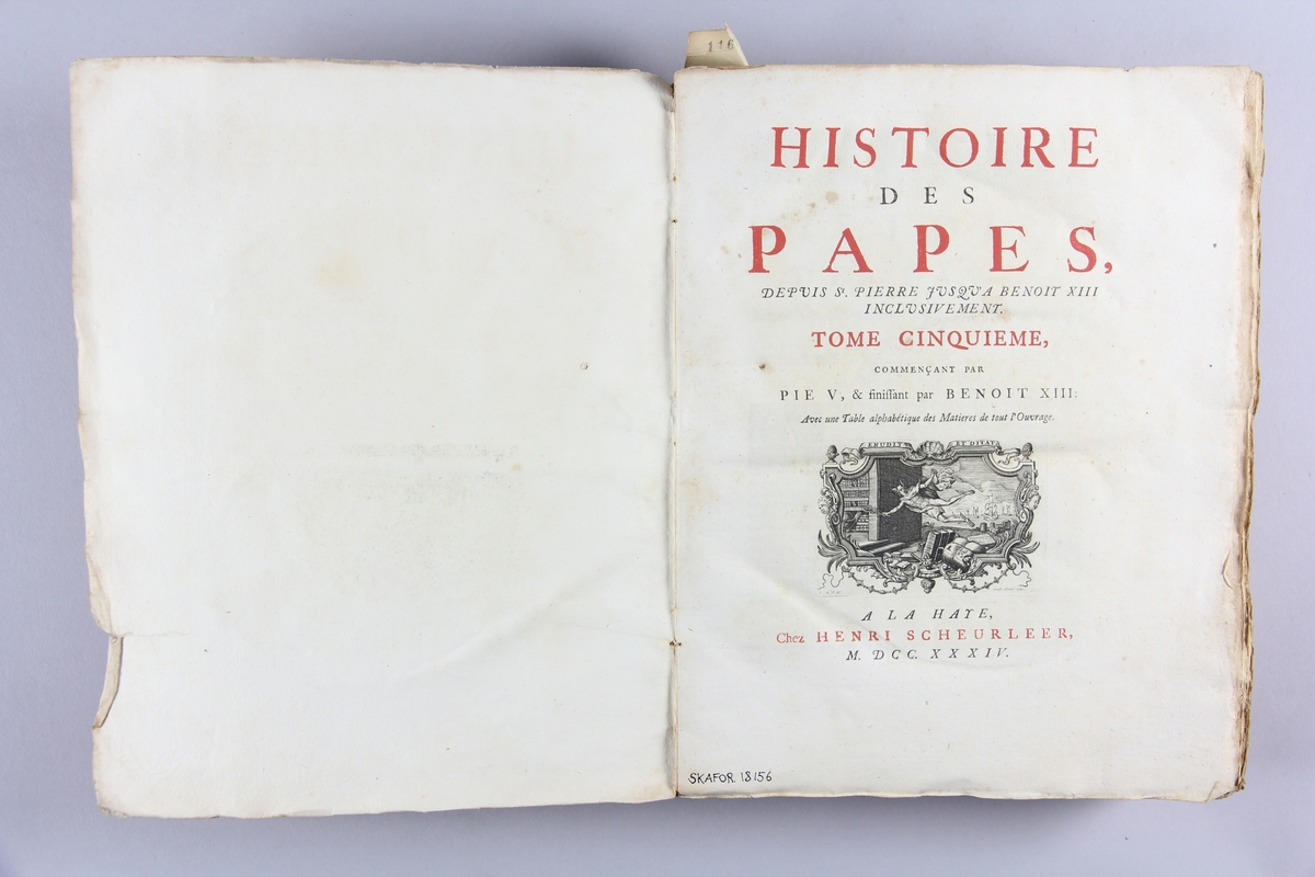 Bok, häftad,"Histoire des Papes", del 5. Pärmar av marmorerat papper, oskuret snitt. Blekt och skadad rygg med etikett med titel och samlingsnummer.
