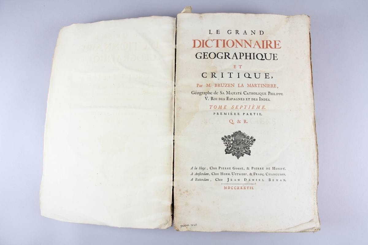 Bok, häftad "Le grand dictionnaire géographique et critique" del 7:1. Q. & R. Pärmar av marmorerat papper, blekt och skadad rygg. Oskuret snitt.