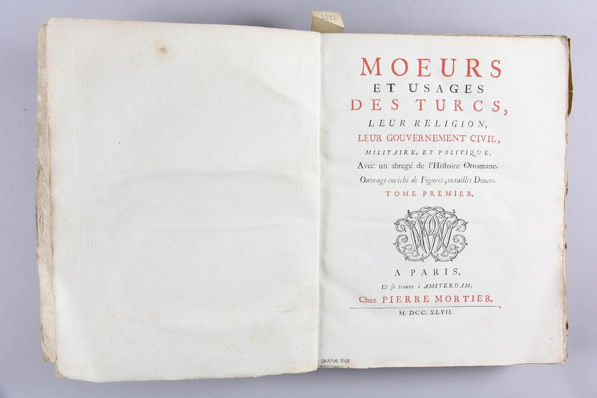 Bok, häftad,"Moeurs et usages des Turcs", del 1..  Pärmar av marmorerat papper, oskuret snitt. Blekt och skadad rygg med etikett med titel och samlingsnummer. Illustrerad med kopparstick.
