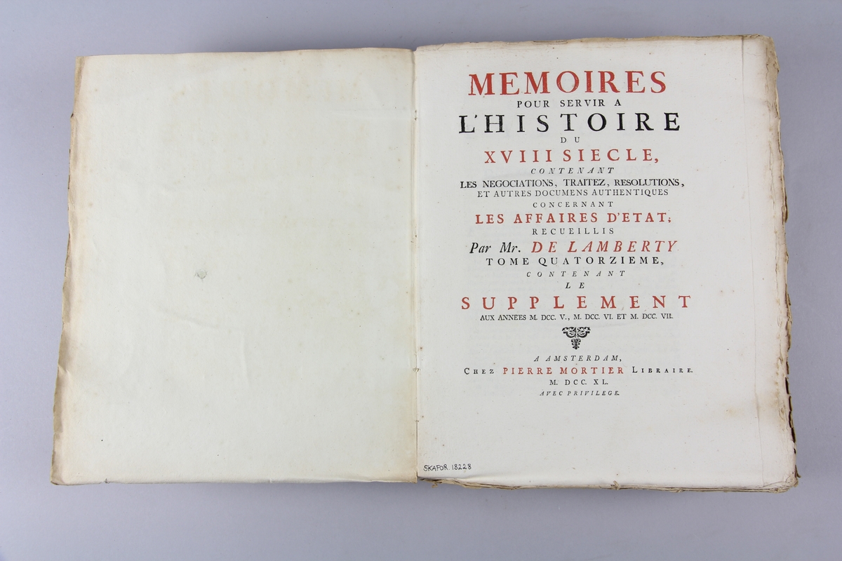 Bok, häftad "Mémoires pour servir à l'histoire du XVIII siecle" del 14. Pärmar av marmorerat papper, blekt och skadad rygg. Etikett med samlingsnummer.