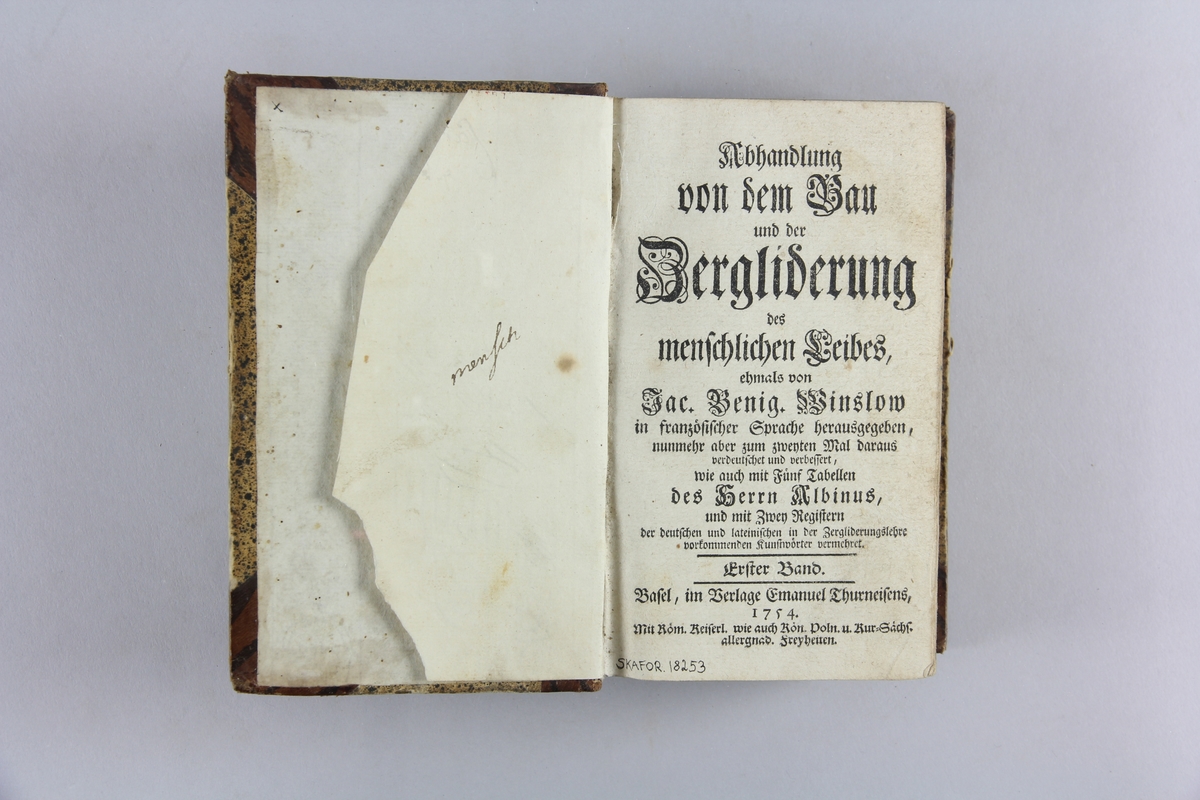 Bok, "Abhandlung von dem Bau und der Zergliderung des menschlichen Leibe", del 1-2. Halvfranskt band, rygg i fem upphöjda bind, fält med titel. Stänkt snitt. Nötta pärmar.