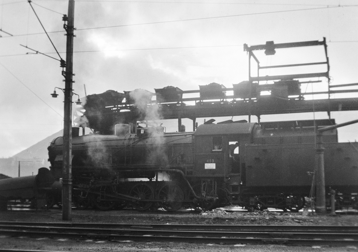 Damplokomotiv type 31b nr. 453 ved kullingsanlegget på Bergen stasjon.