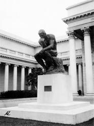 Auguste Rodins statue "tenkeren", eksemplar ved Memorial Hal