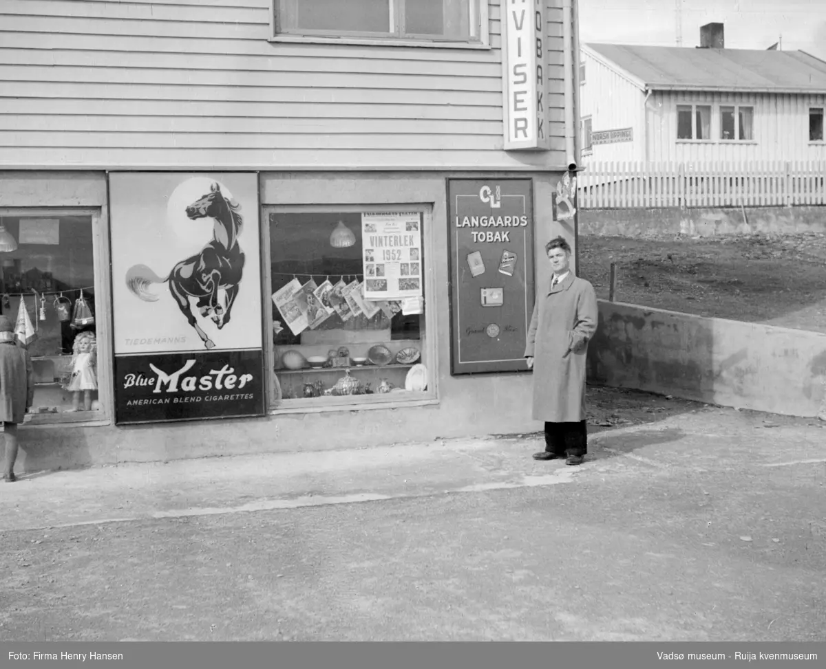 Vadsø, Oscarsgate 3, Aksel Niskas butikk. Butikken i sokkeletasjen, leiligeheter i 1. og 2.etasje. Plakat i vinduet med tekst "Vinterlek 1952"
