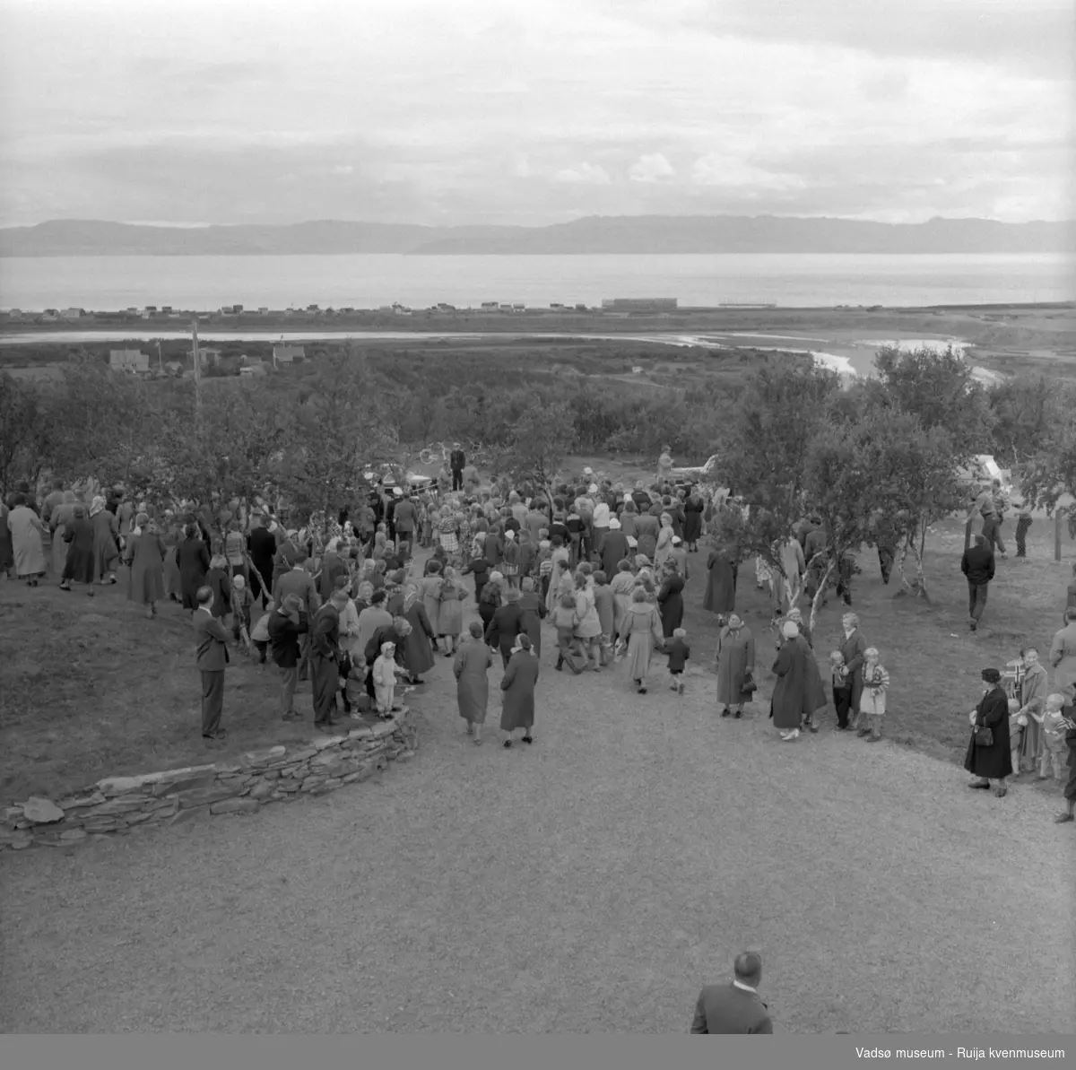 Vestre Jakobselv juli 1959. Kongebesøk.Kongen med følge forlater barnehjemmet Vårsol.