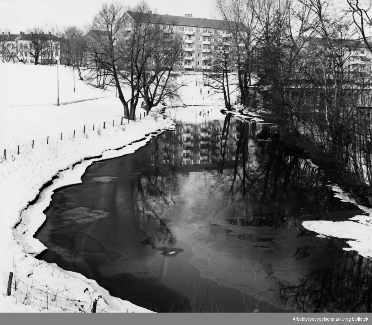 Akerselva ved Treschows bru. Mars 1958