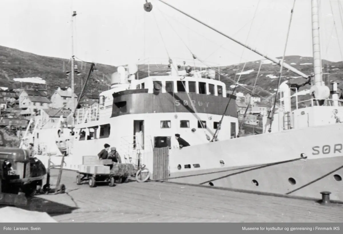 Honningsvåg. Lokalbåten M/S "Sørøy" ved dampskipskaia. Båten anløp fra 1949 av flere steder i Porsanger. 1949.