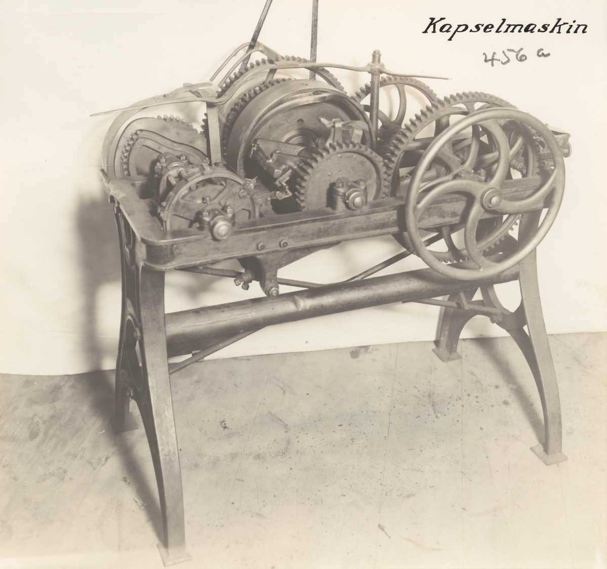 Maskin för automatisk framställning av papperskapslar för fosforstickog. Konstruerad av Alexander Lagerman på 1870-talet.