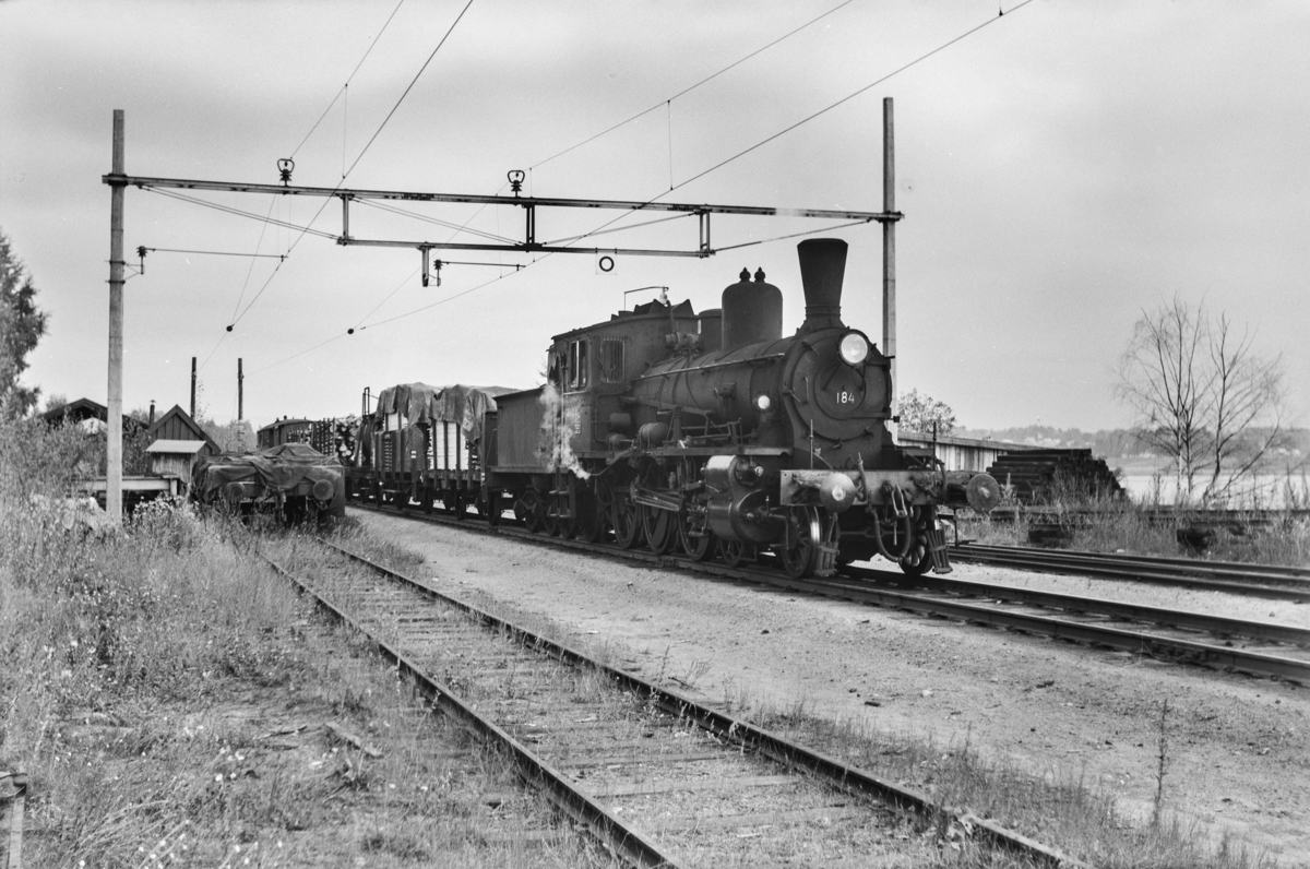 Underveisgodstog til Hamar, tog 5294, kjører inn på Hamar stasjon. Toget trekkes av damplokomotiv type 18c nr. 184.