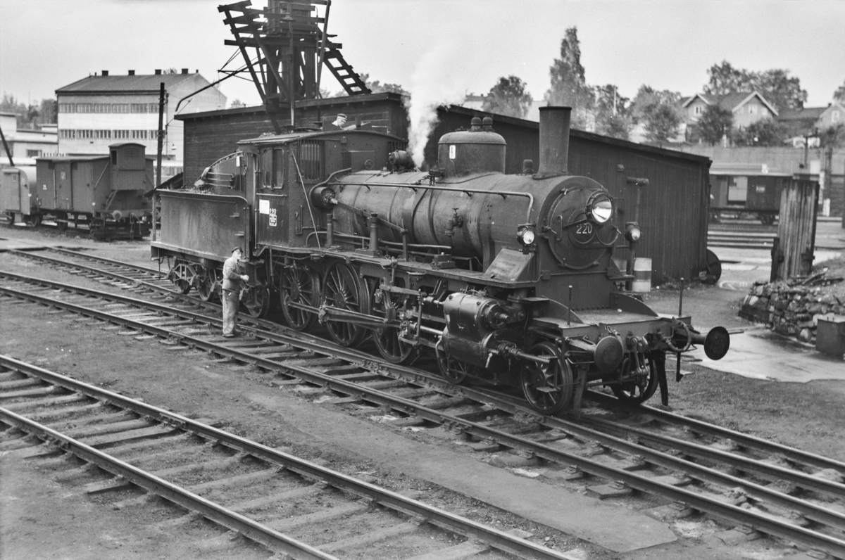 Damplokomotiv type 27a nr. 220 på Hamar stasjon.