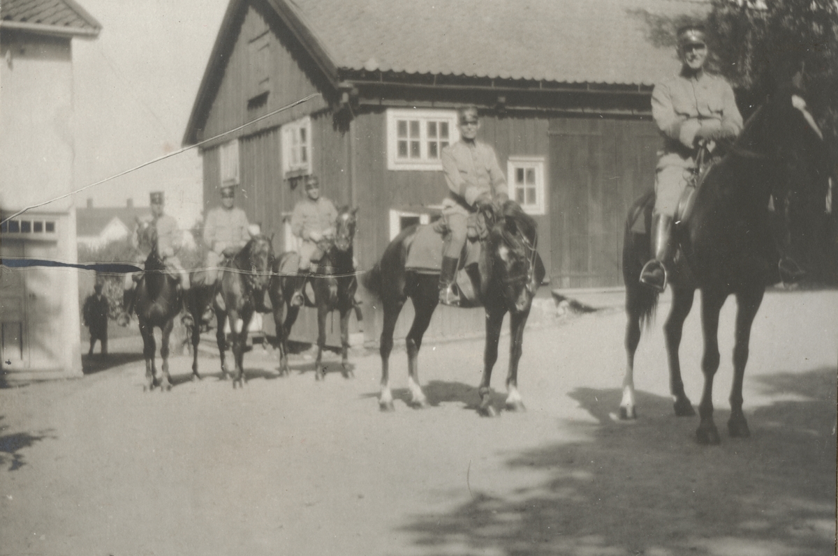Text i fotoalbum: "I 10:s intåg i Strängnäs den 3. juli 1921".