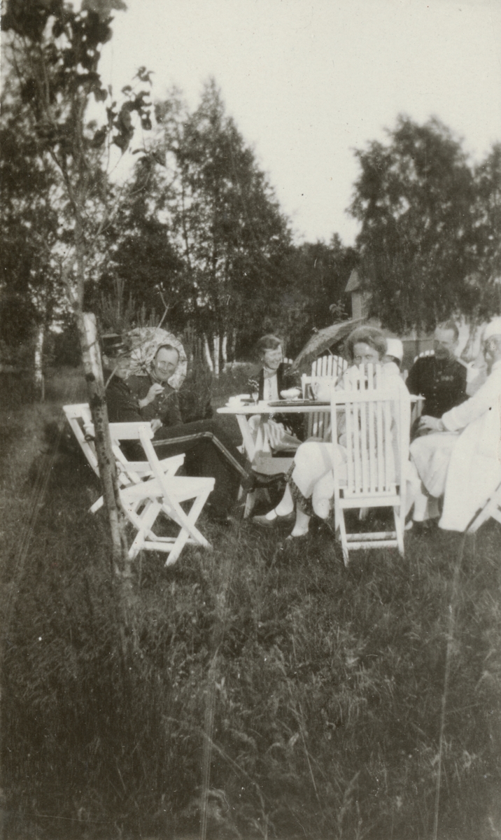 Text i fotoalbum: "Fältövningarna på Gotland vid Ljugarn 2/7-8/7 1927. Pensionat Lövängen och badstranden".