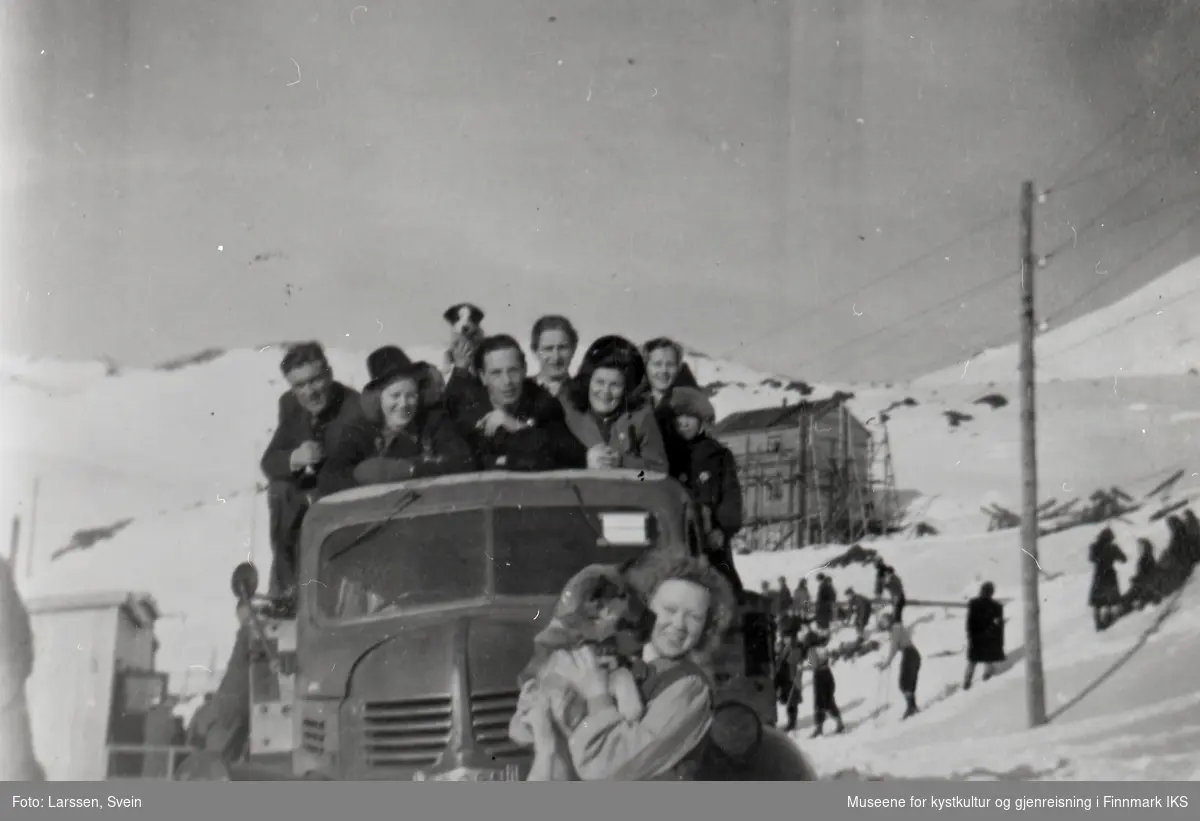 Honningsvåg. Fra skirenn i Storbukt. Ungdommer på Einar Pettersens lastebil. 1947.