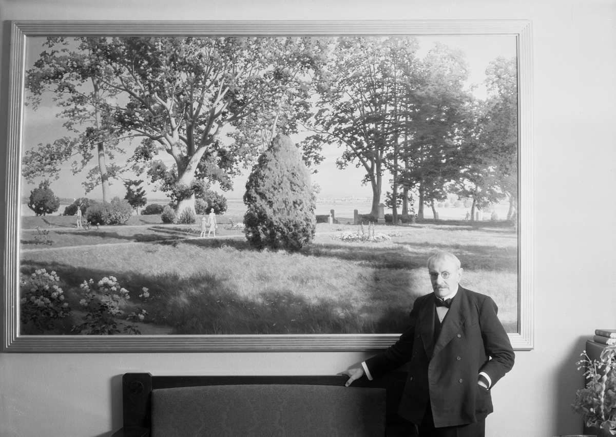 Johan Krouthén framför ett av sina sista verk, Vreta Kloster. Bilden är tagen i Stora hotellet alternativt Östgöta Correspondentens lokaler i Linköping och är daterad december 1932, samma månad som konstnären avled.