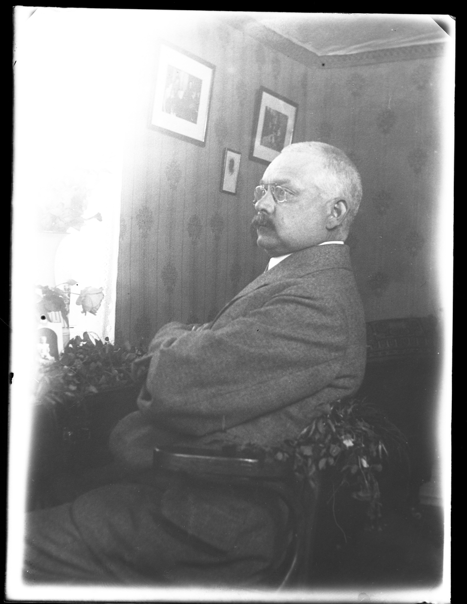 Reprofotografi av tidigare tagen bild på Axel Teodor Olsson, fotografens pappa.