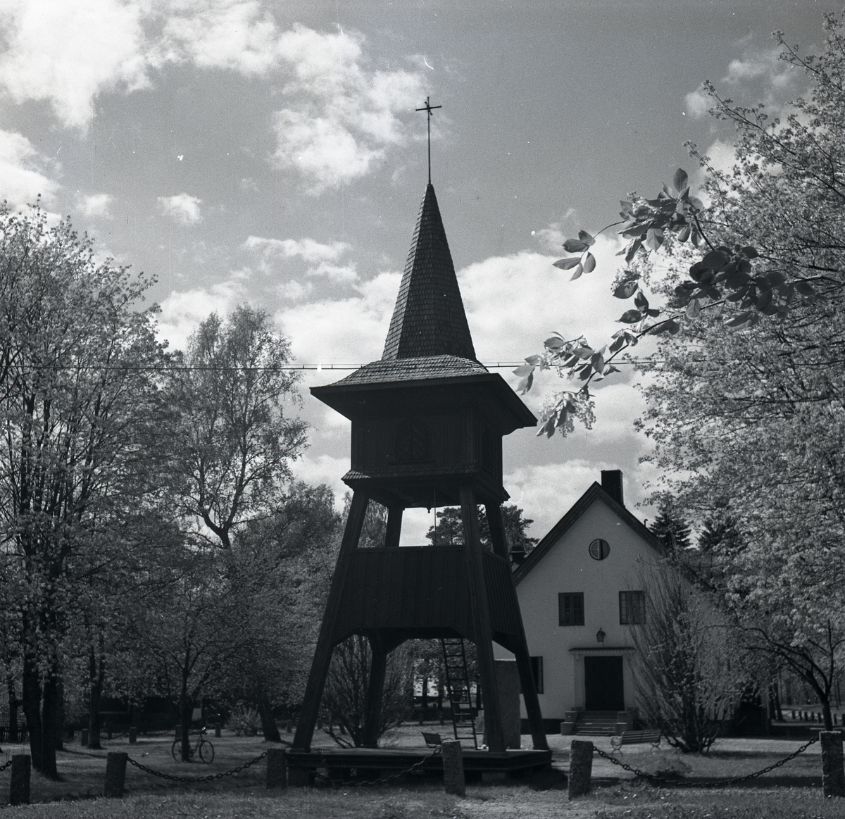 Klocktorn tillhörande Iggesunds kyrka samt en byggnad i bakgrunden.