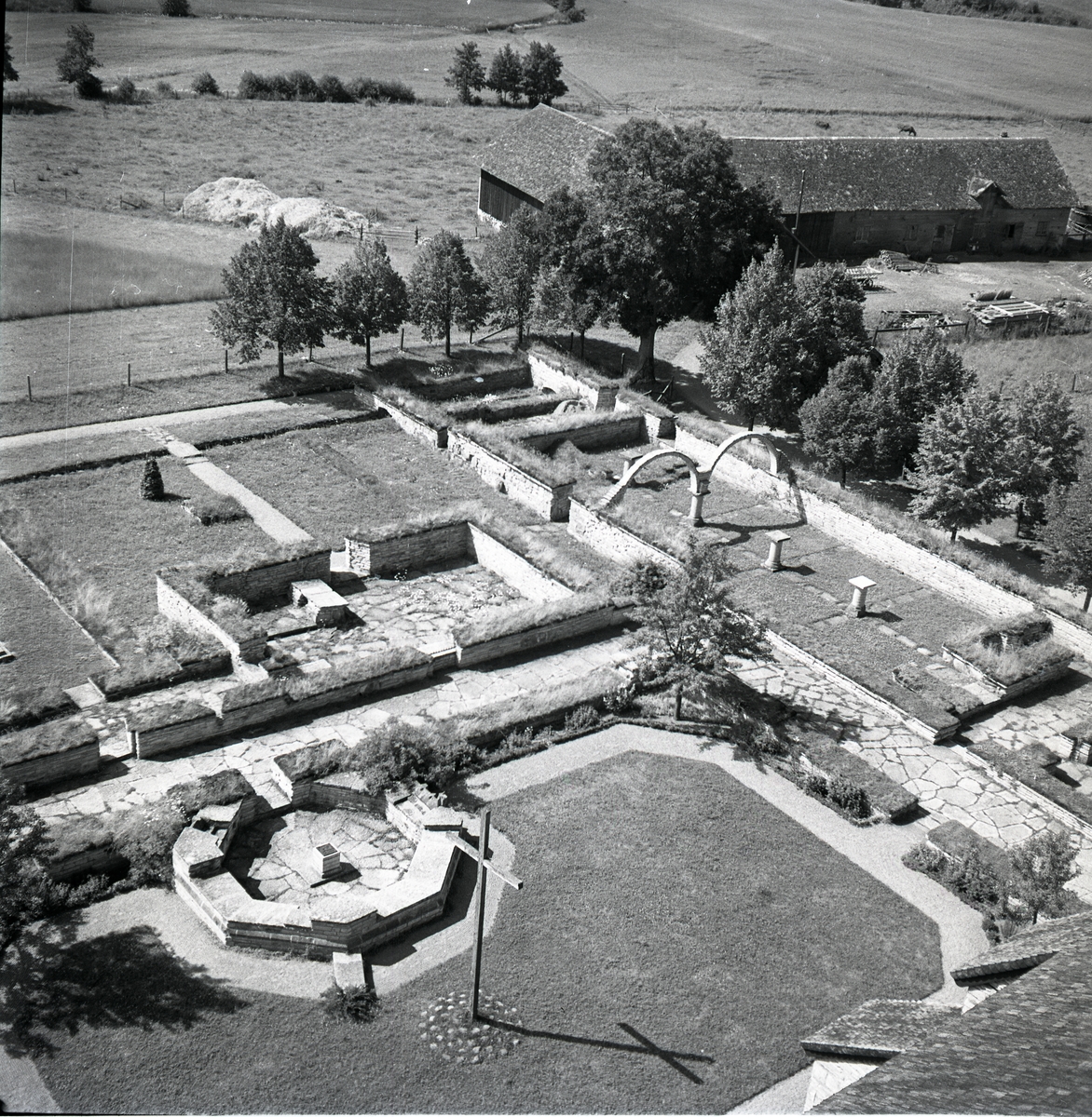 Varnhems klosterträdgård med stenmurar och stenlagda gångar 1949.