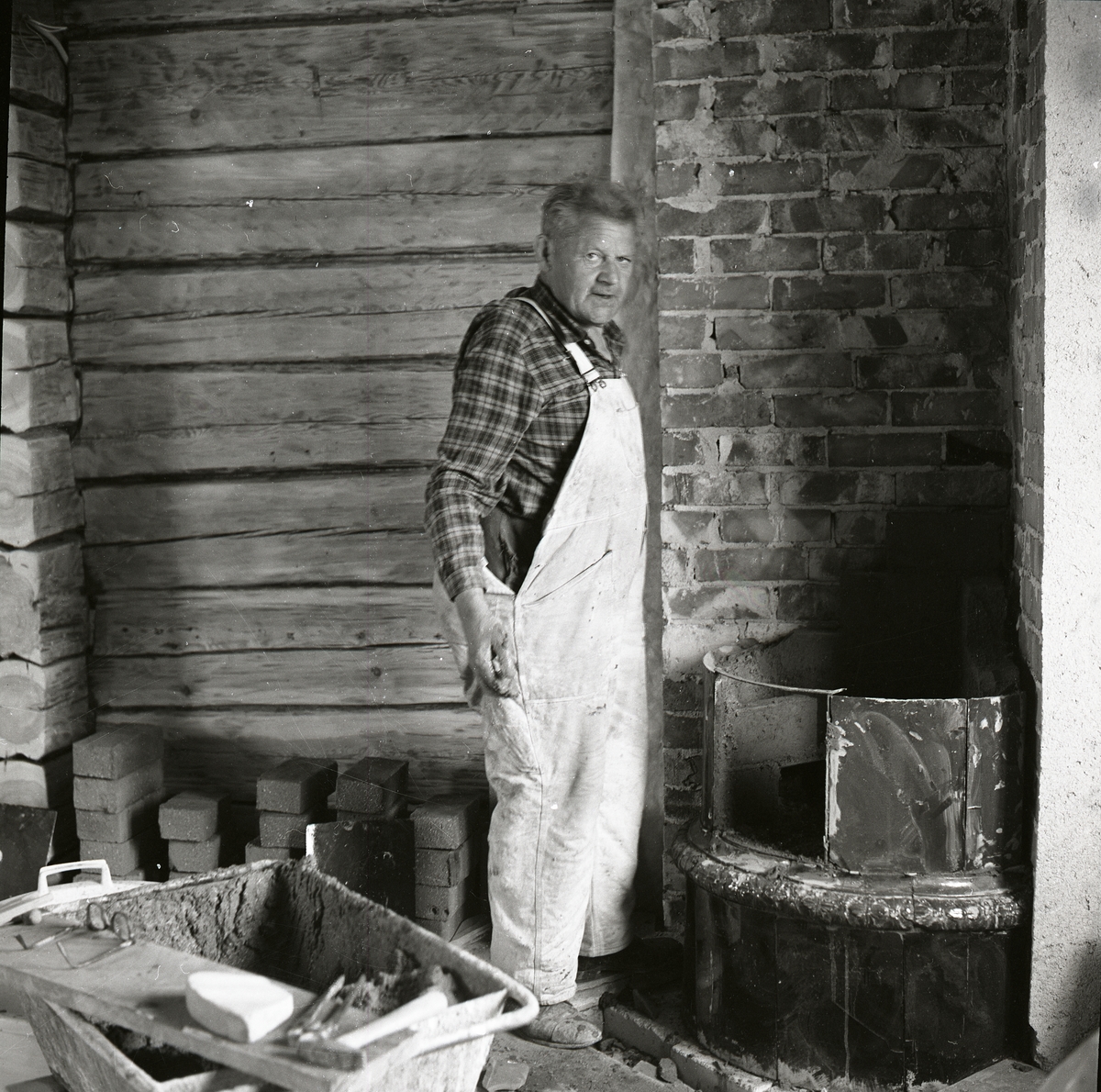 En man bygger en kakelugn, 1968.