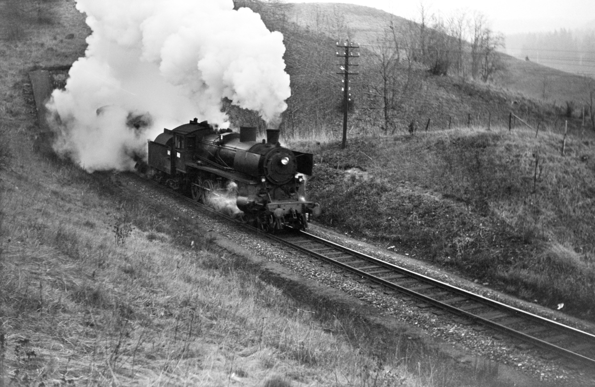 Forstadstog 1726 fra Trondheim til Støren ved Selsbakk tunnel. Toget trekkes av damplokomotiv type 26c nr. 411.