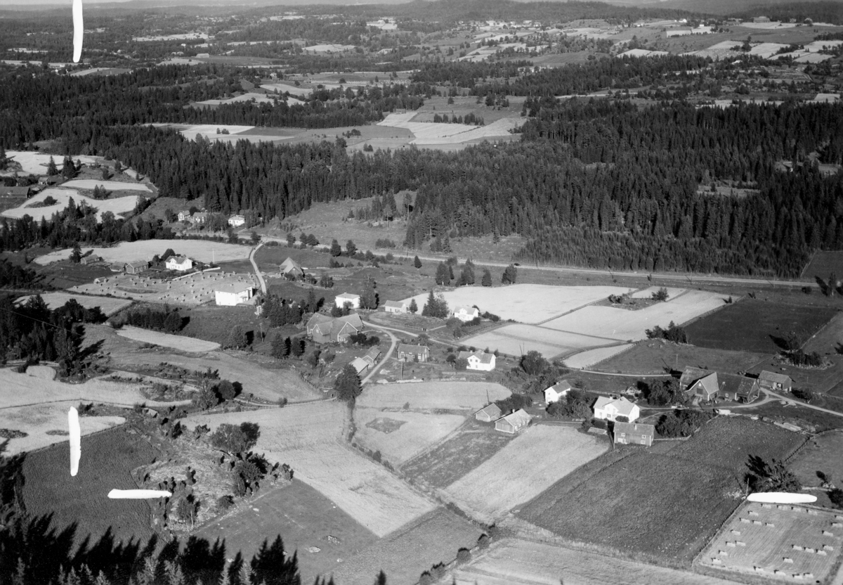 Flygfoto över Ånaryd i  Ölmstad socken, Jönköpings kommun. Nr H 2585.