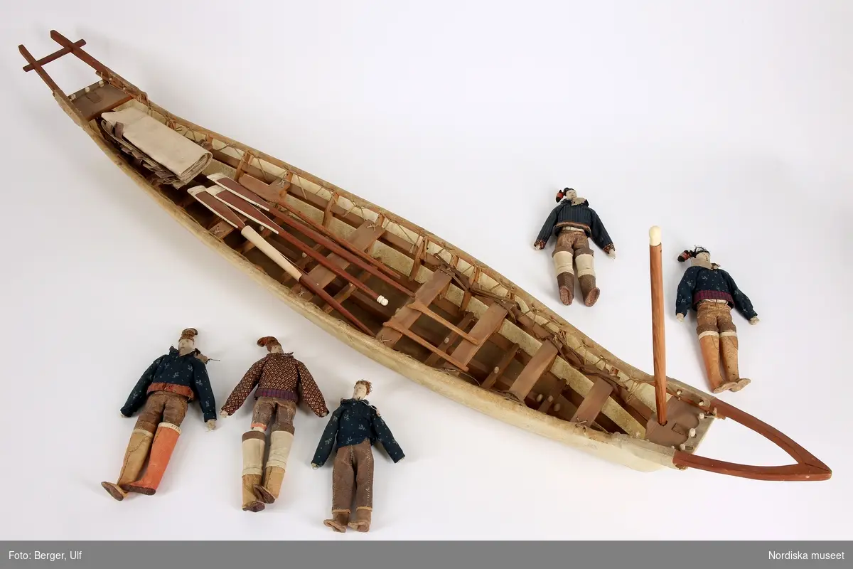 Båtmodell. Umiak, ”kvinnobåt”, med fem dockor klädda med grönländska kläder och stövlar.