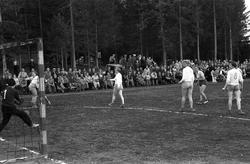 Håndballkamp på Kraby Idrettsplass september 1953. Kampen va