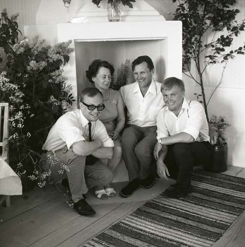 Hilding sitter med sin fru och sina söner vid en öppen spis på gården Sunnanåker, 1968.