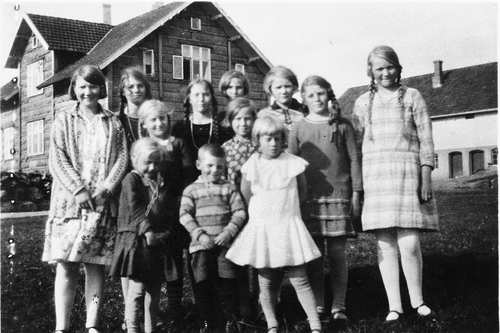 Heimahuset til Henrik H. Haugland (1889 - !973). Huset er dekt med halje. Her er born frå Haugland, Steinsland og 2 frå Stavanger.