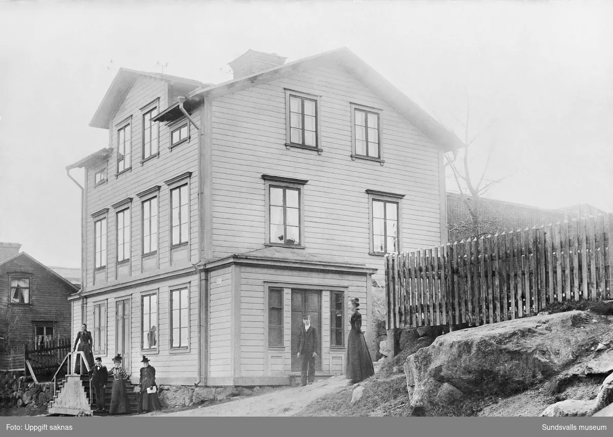 Södermalmsgatan 13. Specerihandel, vars innehavare var Ida Bäckström, farmor till donatorn. Längst t h står hans föräldrar Gustaf och Anna Bäckström och högst upp i trappan hans mormor Sofia Bylund.