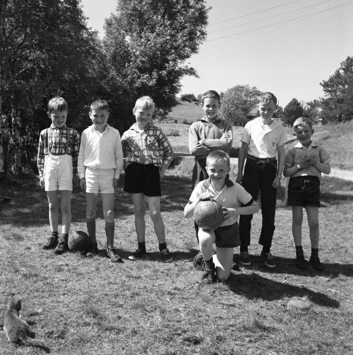 Gruppeportrett av et fotball-lag med gutter. Fotball- klubben Ørn fra Holen på Sula.