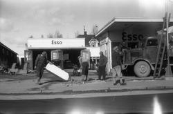 Fem bilder fra byggearbeider ved Esso på Lena april 1954. In