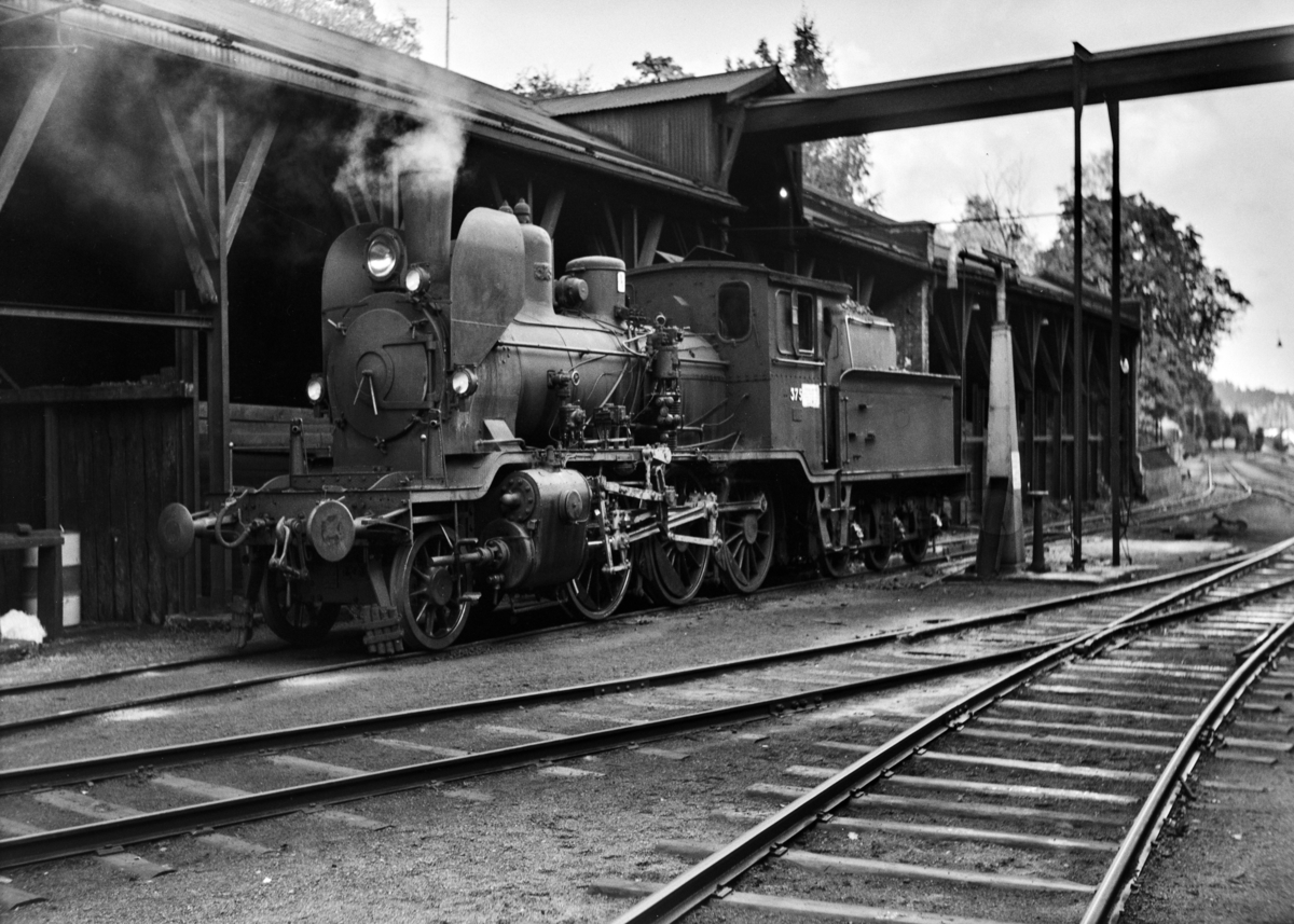 Damplokomotiv type 21b nr. 375 ved kulldepotet på Arendal stasjon.