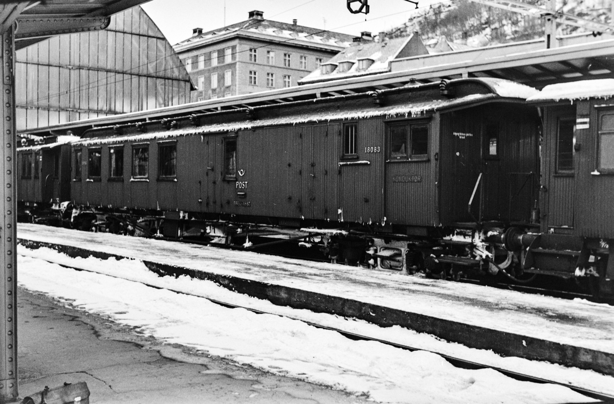 Personvogn BDFo2-7 type 2 nr. 18083 på Bergen stasjon.