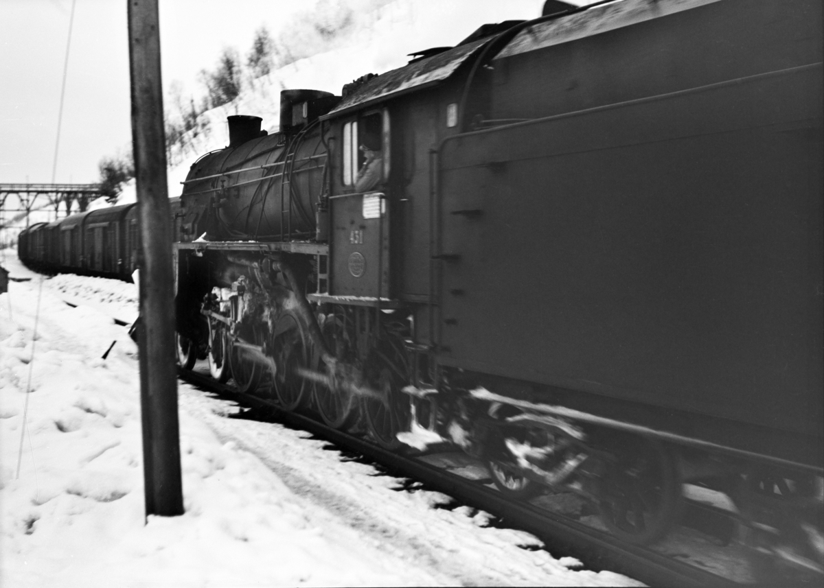 Damplokomotiv type 31b nr. 431 med godstog 5531 til Voss på Mjølfjell stasjon.