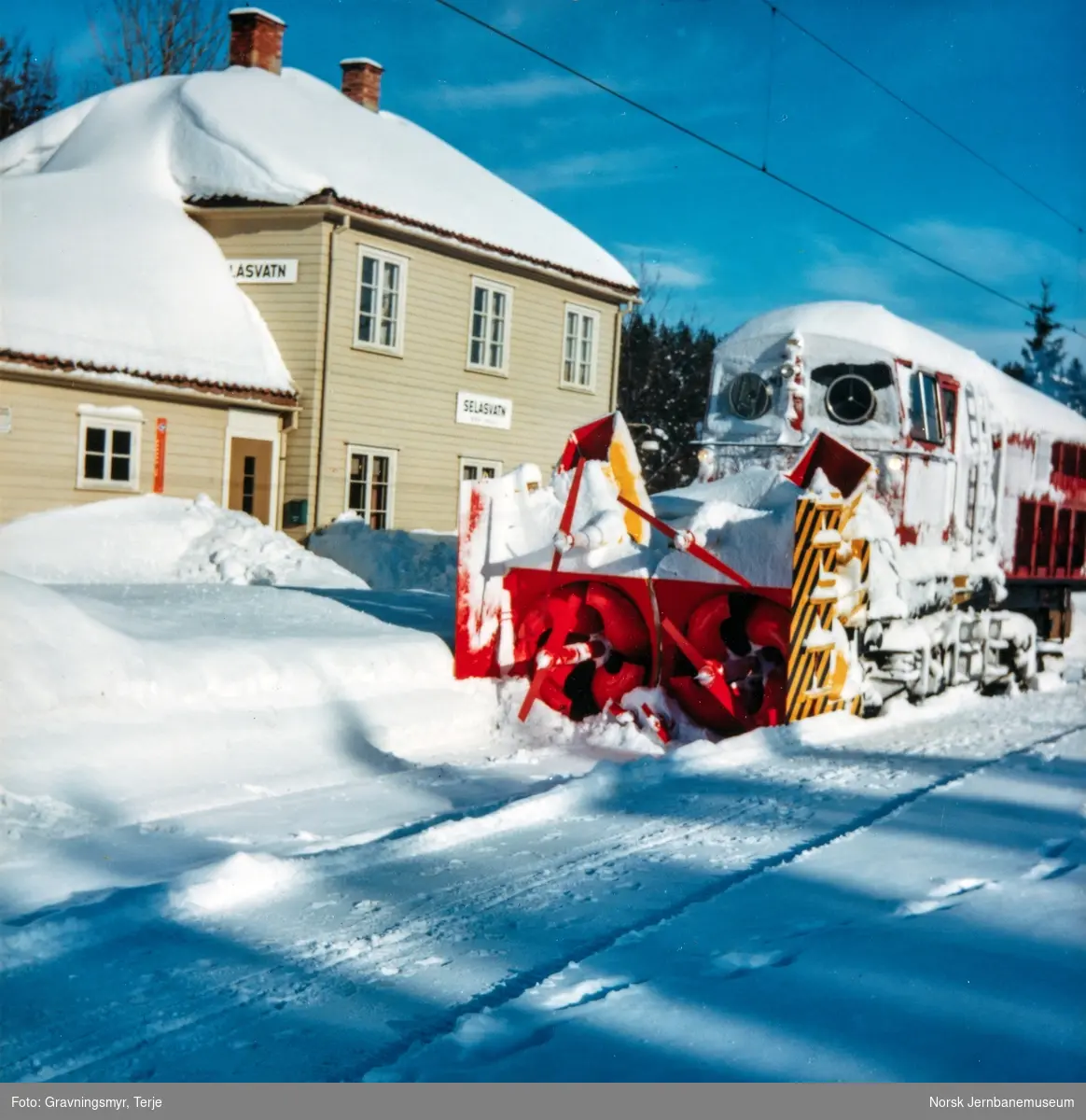 Roterende snøplog på Selåsvatn stasjon. På grunn av stort snøfall måtte Sørlandsbanen ryddes med roterende snøplog.