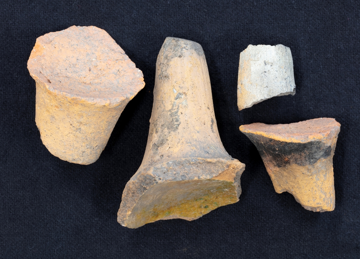 Fragment av ben till trefotsgrytor av lergods.

Funnen i anläggning S9.
Grävningsledaren ändrade sedan anläggningsbeteckningen i grävrapporten till K9.
Fynden kommer från en arkeologisk utgrävning/schaktövervakning av Brätte 1:8 ledd av Oscar Ortman 2018.