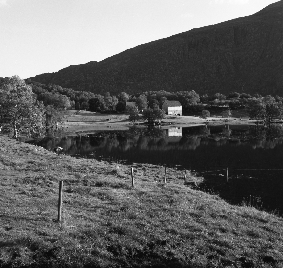 Oversiktsbilde av gården Geila på Veddegjerdet sett fra andre siden av Vassetvatnet.