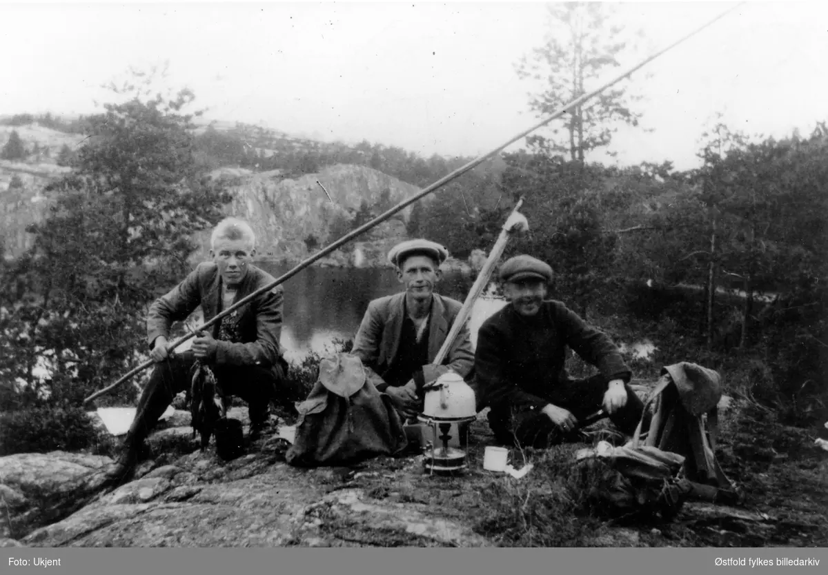 Folk fra Enningdalen i Idd på fisketur til Vammen, Vansjø omkring 1930? 
Fra venstre: Anders Ødegård, Oskar Golden, Arne Halvorsen.