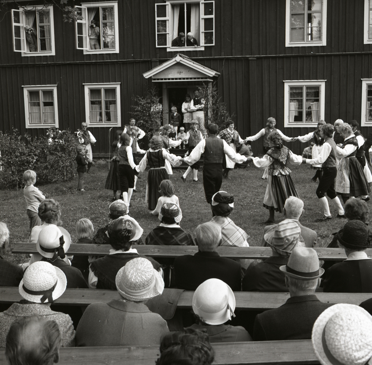 Publiken njuter av dansande par i folkdräkter vid Rengsjöfesten på hembygdsgården 1970.